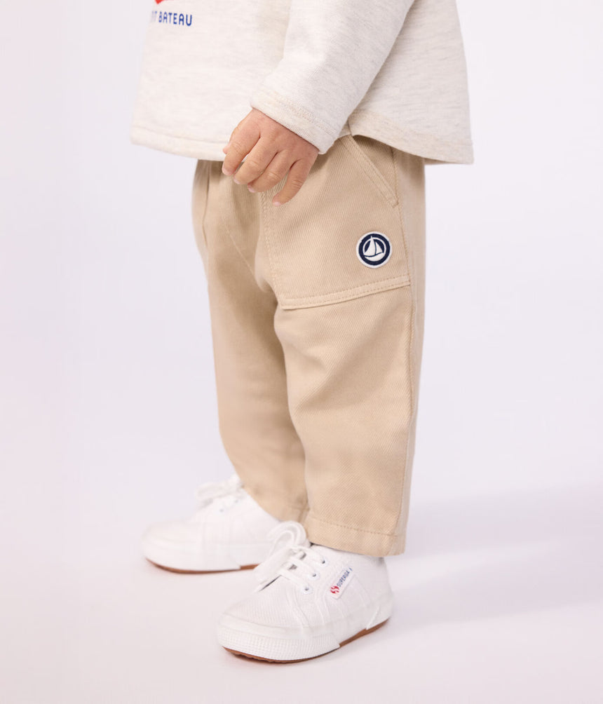 BABIES' CARGO-STYLE TROUSERS IN PLAIN COTTON WITH A BADGE