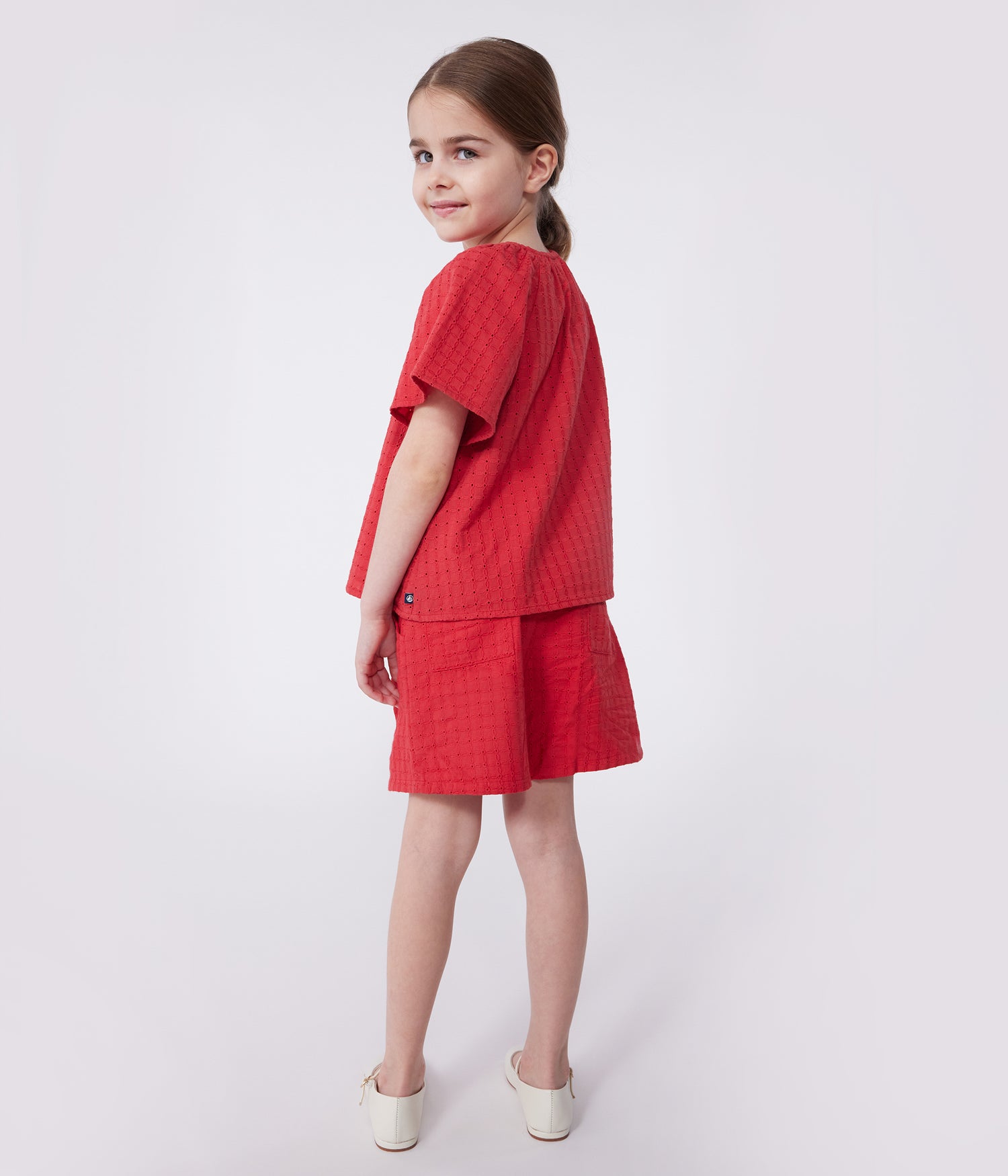 CHILDRENS SHORT-SLEEVED COTTON BLOUSE WITH A FLORAL PATTERN CHILDRENS SHORT-SLEEVED COTTON BLOUSE WITH A FLORAL PATTERN