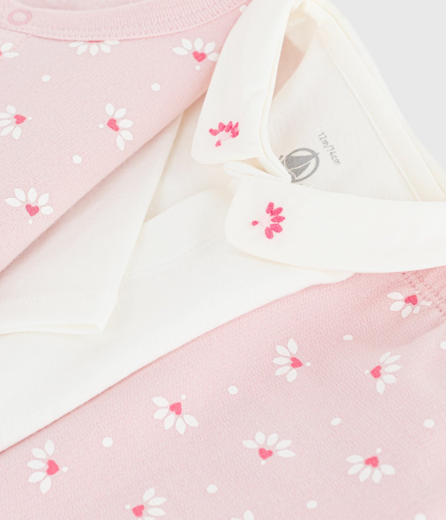 BABIES' 3-PIECE HEART-PRINT SET INCLUDING AN EMBROIDERED BODY BABIES' 3-PIECE HEART-PRINT SET INCLUDING AN EMBROIDERED BODY