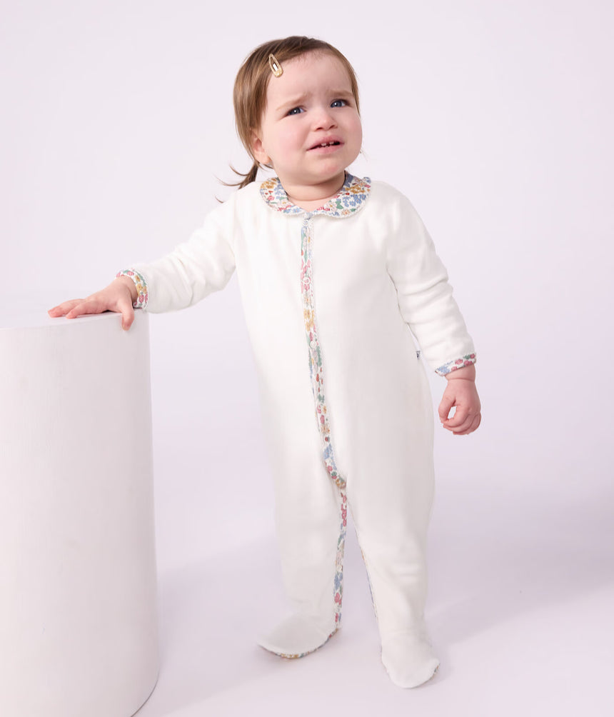 BABIES' PYJAMA SUIT IN PLAIN VELOUR WITH A COLLAR AND FLORAL PRINT DETAIL