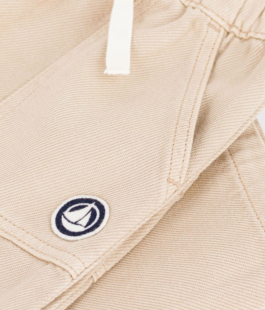 BABIES' CARGO-STYLE TROUSERS IN PLAIN COTTON WITH A BADGE